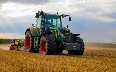 К концу 2022 года на полях появится робо-трактор John Deer